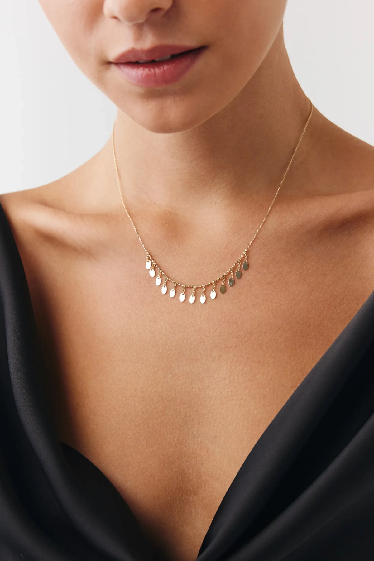 Top Zincir Detay Oval Pullu Shakira Kolye