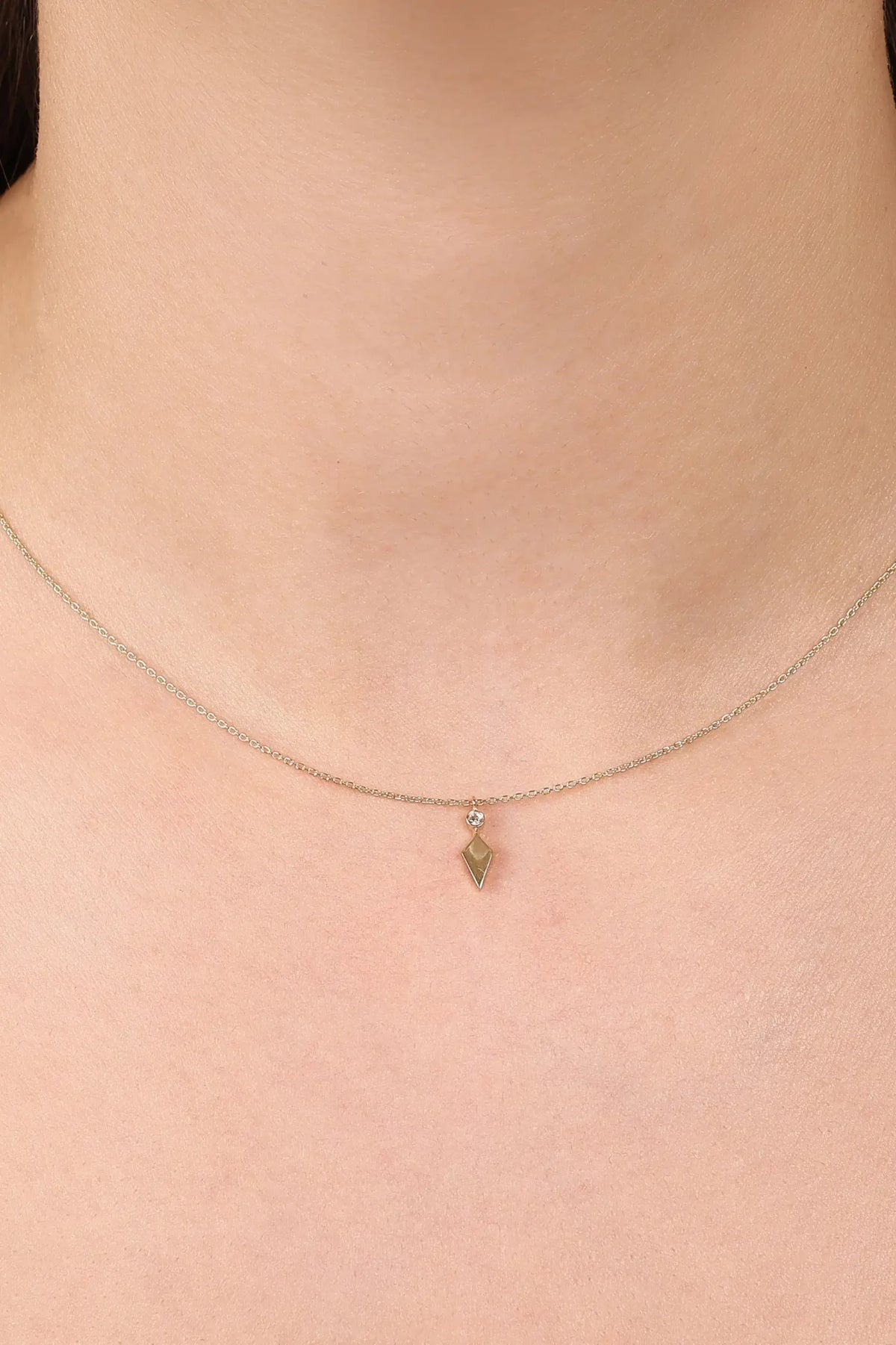 Minimal Taşlı Uzun Elmas Kolye