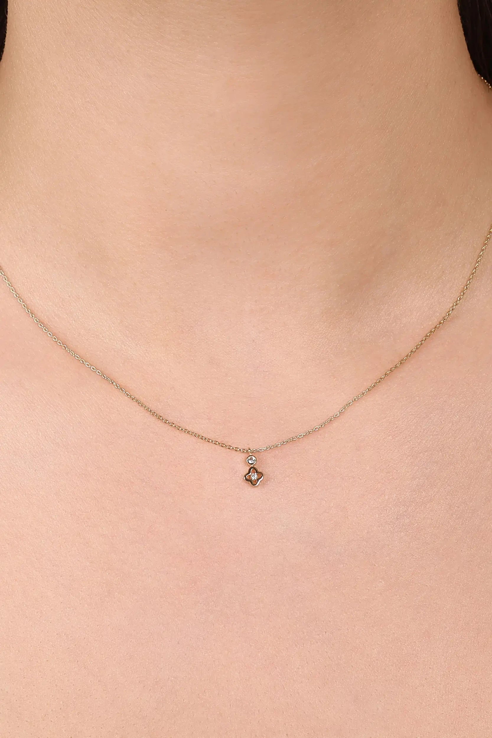 Minimal Taşlı Yoncalı Kolye