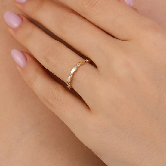 Minimal Sıra Taşlı ve Oval Yüzük