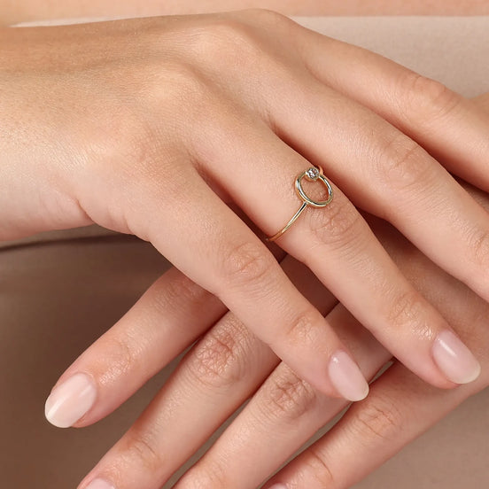 Minimal Taşlı Oval Çerçeve Yüzük
