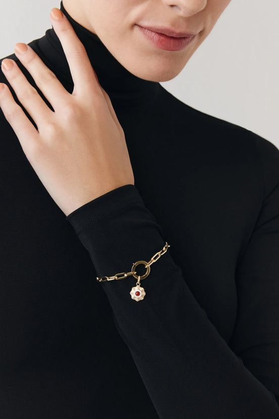 Yuvarlak Kırmızı Taşlı Çiçek Madalyon Charm Bileklik