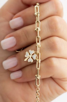 "Altın Mineli Yonca Bileklik, 5,51 gram, Goldium ustalığı ve Altın Mineli Bileklik modeli ile uzun ömürlü kullanım sağlar