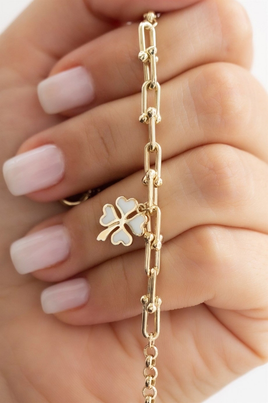 "Altın Mineli Yonca Bileklik, 5,51 gram, Goldium ustalığı ve Altın Mineli Bileklik modeli ile uzun ömürlü kullanım sağlar