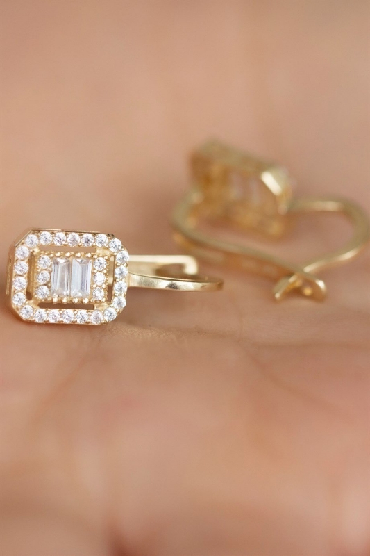 "Zarif Baget Taş Detaylı Altın Küpe, 2,35 gram olup Altın Baget Küpe modellerinden biridir. Ağırlığı ve zarif tasarımıyla stilinizi tamamlar