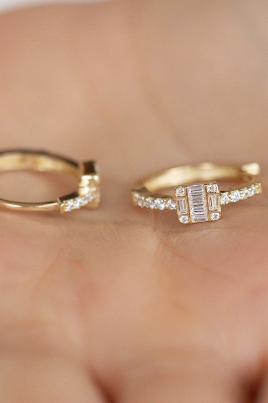 "Şık Altın Baget Taşlı Küpe, 2,23 gram tasarımıyla Altın Halka Küpe kategorisinde, Goldium imzasıyla modern bir görünüm sunar