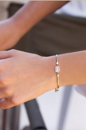 "Altın Balık Sırtı Zincir Kordonlu Baget Taşlı Bileklik, 3,93 gram tasarımıyla Altın Kalpli Bileklik kategorisinde, Goldium imzasıyla modern bir görünüm sunar