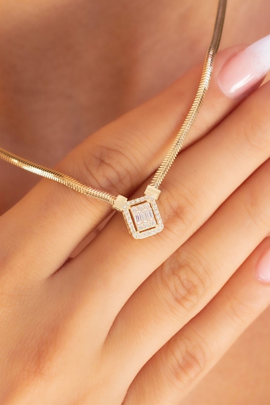 "Zarif Baget Taşlı Altın Kolye, 6,12 gram tasarımıyla Altın Kolye kategorisinde, Goldium imzasıyla modern bir görünüm sunar