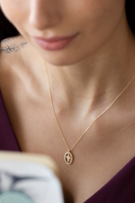 "Zarif Şimal Yıldızı Model Altın Kolye, 1,59 gram tasarımıyla Altın Yıldız Kolye kategorisinde, Goldium imzasıyla modern bir görünüm sunar