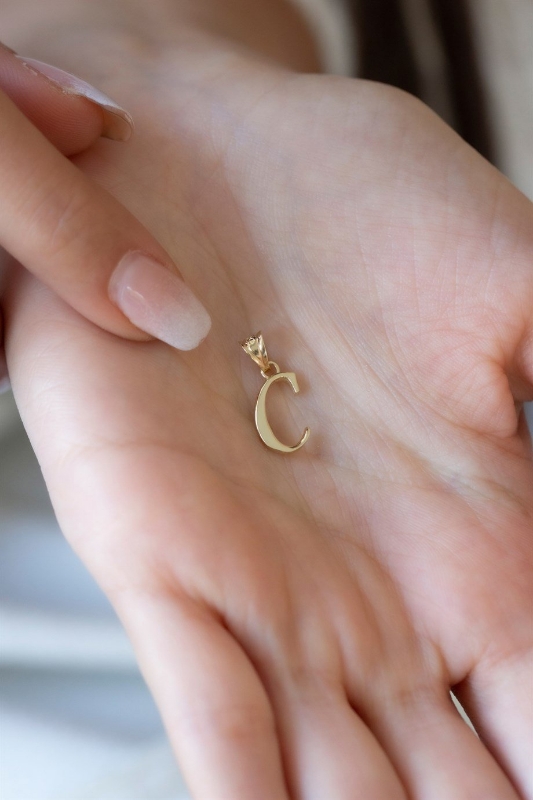 Zarif Harf Uç Model Altın Kolye, 0,65 gram ve özenli işçilikle Altın Kolye’in günlük ve özel kullanıma uygun bir Goldium modelidir.