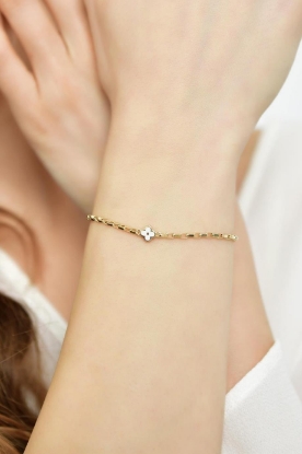 14 Ayar Altın Mineli Bileklik, 2,48 gram olup Altın Nazar Boncuklu Bileklik modellerinden biridir. Ağırlığı ve zarif tasarımıyla stilinizi tamamlar.