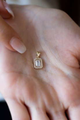 Altın Baget Taşlı Uç Kolye, 0,74 gram, Goldium ustalığı ve Altın Baget Taşlı Kolye modeli ile uzun ömürlü kullanım sağlar.
