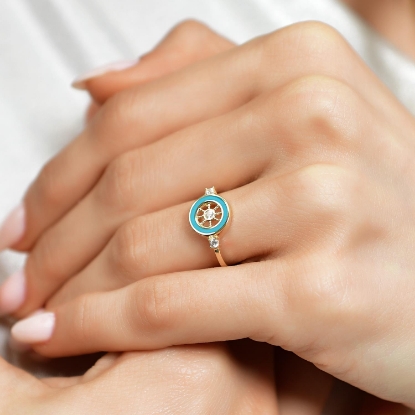 14 Ayar Altın Gemici Mineli Yüzük, 2,33 gram olup Altın Yüzük modellerinden biridir. Ağırlığı ve zarif tasarımıyla stilinizi tamamlar.