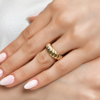 14 Ayar Altın Burgu Yüzük, 4,55 gram olup Altın Yüzük modellerinden biridir. Ağırlığı ve zarif tasarımıyla stilinizi tamamlar.