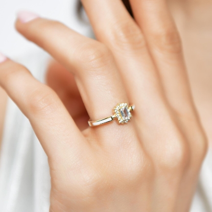 14 Ayar Altın Baget Taşlı Mineli Kadın Yüzük, 2,08 gram, Goldium ustalığı ve Altın Yüzük modeli ile uzun ömürlü kullanım sağlar.