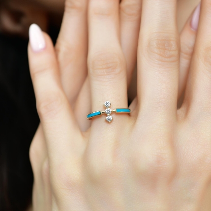 14 Ayar Altın Renkli Mineli Taşlı Yüzük, 1,82 gram tasarımıyla Altın Yüzük kategorisinde, Goldium imzasıyla modern bir görünüm sunar.