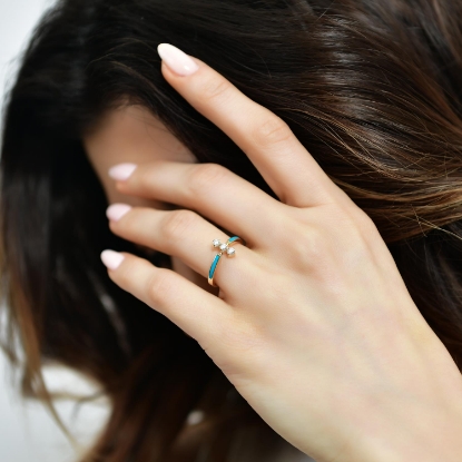 14 Ayar Altın Renkli Mineli Taşlı Yüzük, 1,82 gram tasarımıyla Altın Yüzük kategorisinde, Goldium imzasıyla modern bir görünüm sunar.