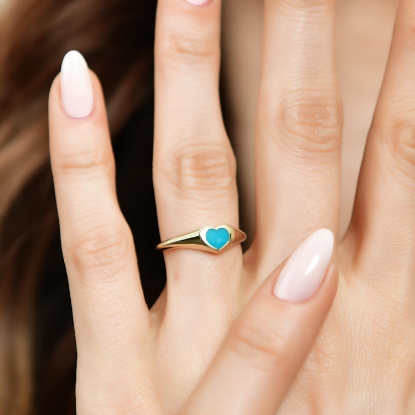 14 Ayar Altın Mineli Kalpli Yüzük, 1,89 gram olup Altın Yüzük modellerinden biridir. Ağırlığı ve zarif tasarımıyla stilinizi tamamlar.