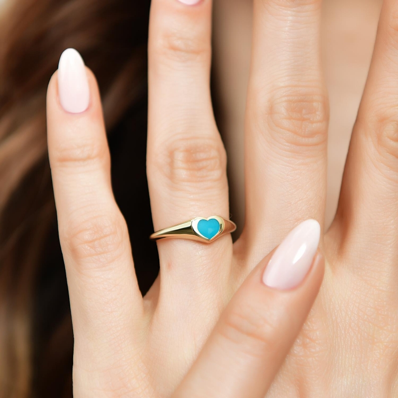 14 Ayar Altın Mineli Kalpli Yüzük, 1,89 gram olup Altın Yüzük modellerinden biridir. Ağırlığı ve zarif tasarımıyla stilinizi tamamlar.