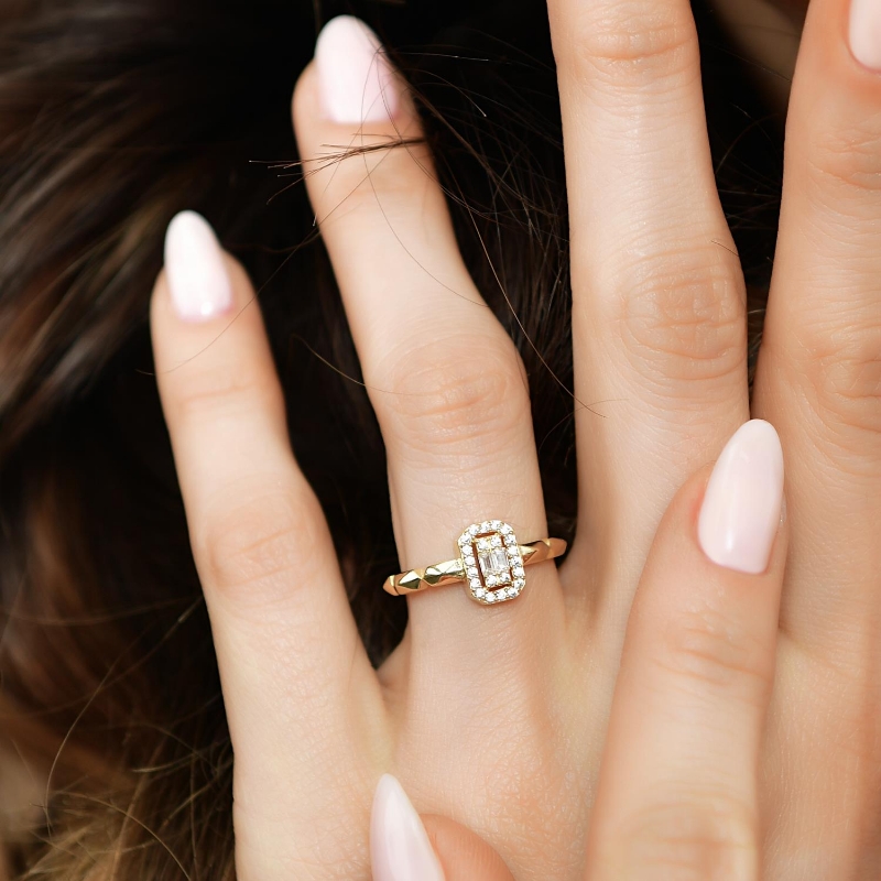 14 Ayar Altın Baget Çift Taşlı Yüzük, 1,87 gram olup Altın Yüzük modellerinden biridir. Ağırlığı ve zarif tasarımıyla stilinizi tamamlar.