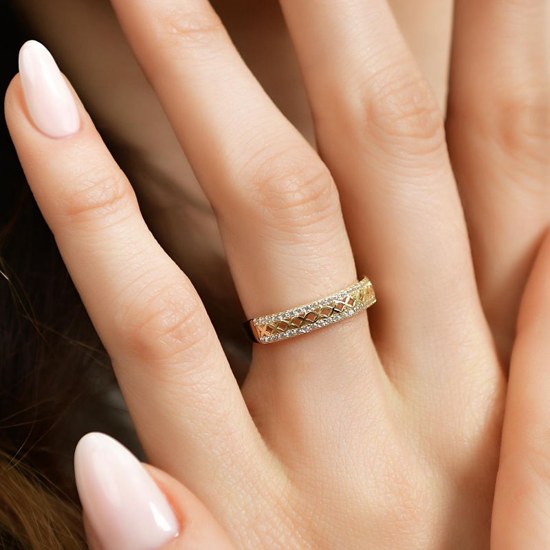 14 Ayar Altın Örgü Taşlı Yüzük, 1,80 gram ve özenli işçilikle Altın Yüzük’in günlük ve özel kullanıma uygun bir Goldium modelidir.