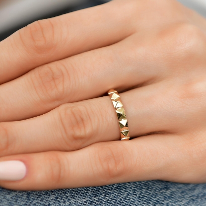 14 Ayar Altın Simetrik Tasarım Yüzük, 1,53 gram olup Altın Yüzük modellerinden biridir. Ağırlığı ve zarif tasarımıyla stilinizi tamamlar.