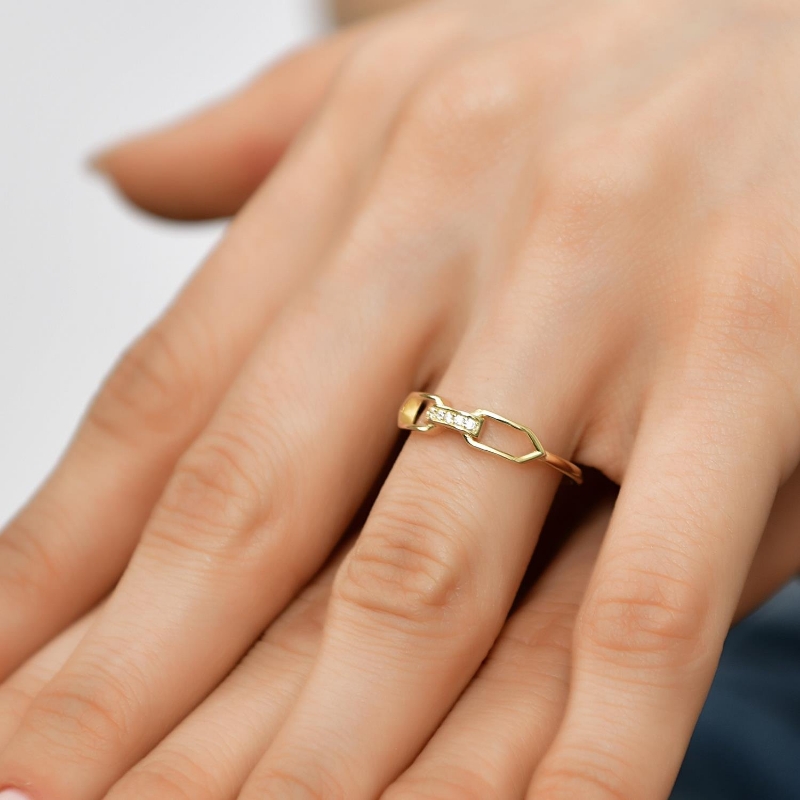 14 Ayar Altın Taşlı Kilit Model Yüzük, 1,19 gram tasarımıyla Altın Yüzük kategorisinde, Goldium imzasıyla modern bir görünüm sunar.