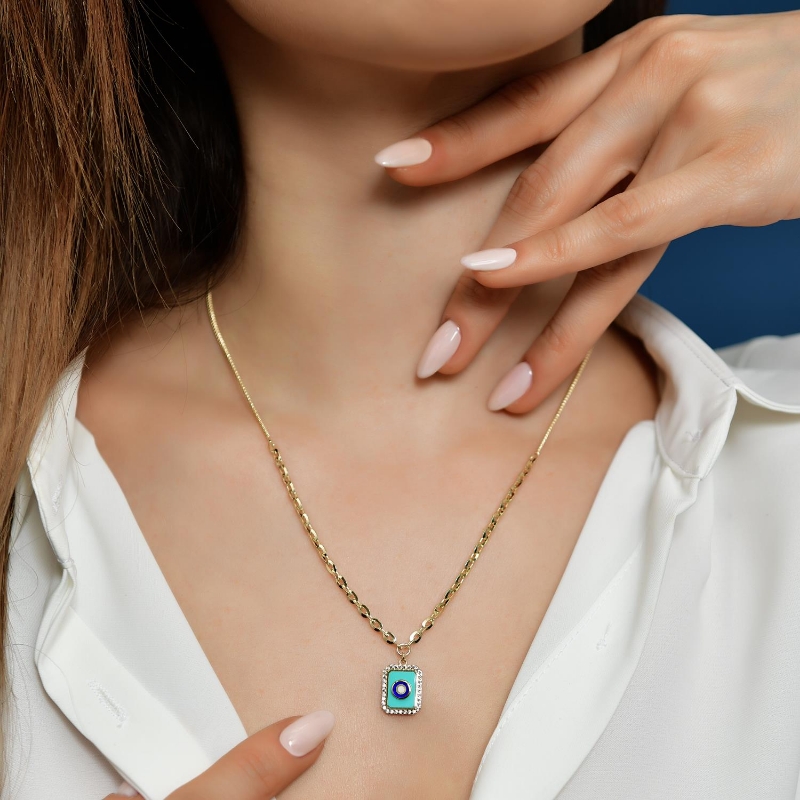 14 Ayar Altın Mineli Taşlı Kolye, 6,36 gram olup Altın Kolye modellerinden biridir. Ağırlığı ve zarif tasarımıyla stilinizi tamamlar.