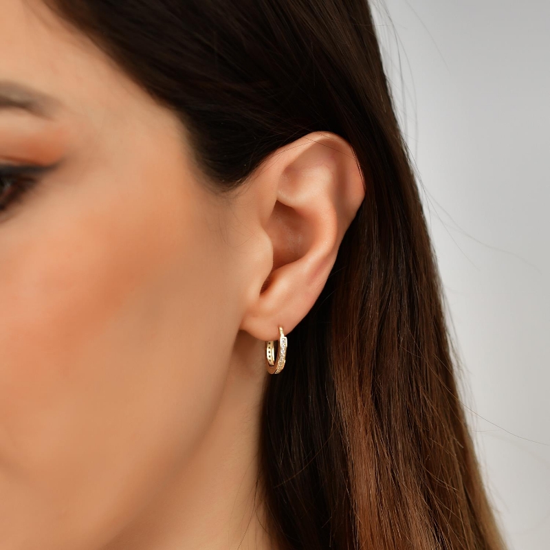 14 Ayar Altın Taşlı Küpe, 1,70 gram tasarımıyla Altın Küpe kategorisinde, Goldium imzasıyla modern bir görünüm sunar.