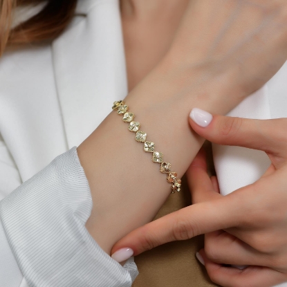 14 Ayar Altın Kalem İşçilikli Sıralı Yonca Bileklik, 9,30 gram tasarımıyla Altın Bileklik kategorisinde, Goldium imzasıyla modern bir görünüm sunar.