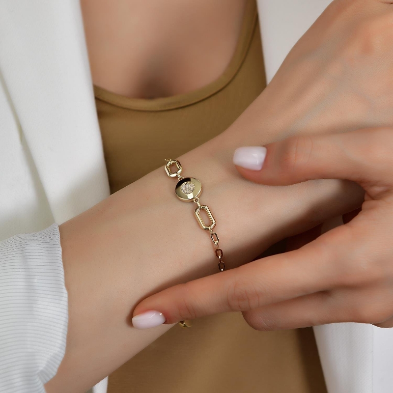 14 Ayar Altın Taşlı Plaka Bileklik, 3,98 gram olup Altın Bileklik modellerinden biridir. Ağırlığı ve zarif tasarımıyla stilinizi tamamlar.