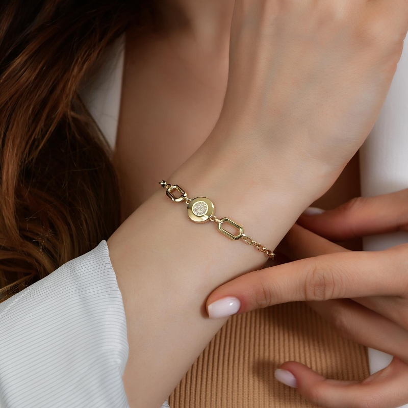 14 Ayar Altın Taşlı Plaka Bileklik, 3,98 gram olup Altın Bileklik modellerinden biridir. Ağırlığı ve zarif tasarımıyla stilinizi tamamlar.