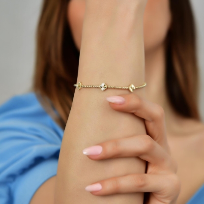 14 Ayar Altın Kalem İşçilikli Yonca Bileklik, 4,98 gram tasarımıyla Altın Bileklik kategorisinde, Goldium imzasıyla modern bir görünüm sunar.