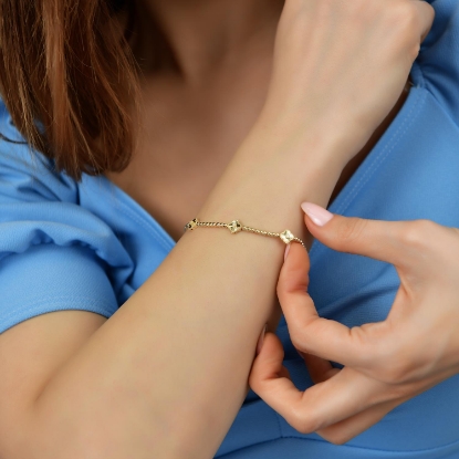 14 Ayar Altın Kalem İşçilikli Yonca Bileklik, 4,98 gram tasarımıyla Altın Bileklik kategorisinde, Goldium imzasıyla modern bir görünüm sunar.