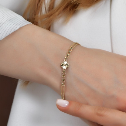 14 Ayar Altın Kalem İşçilikli Yonca Bileklik, 3,41 gram tasarımıyla Altın Bileklik kategorisinde, Goldium imzasıyla modern bir görünüm sunar.