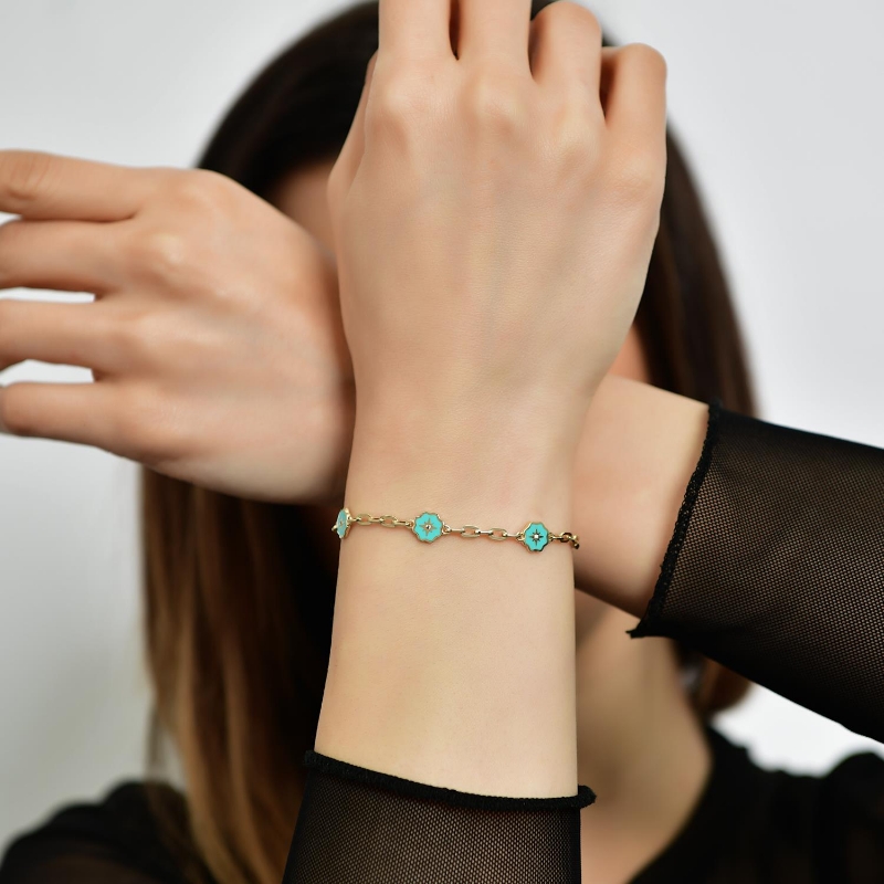 14 Ayar Altın 3'lü Mineli Yıldız Desen Bileklik, 3,67 gram olup Altın Bileklik modellerinden biridir. Ağırlığı ve zarif tasarımıyla stilinizi tamamlar.