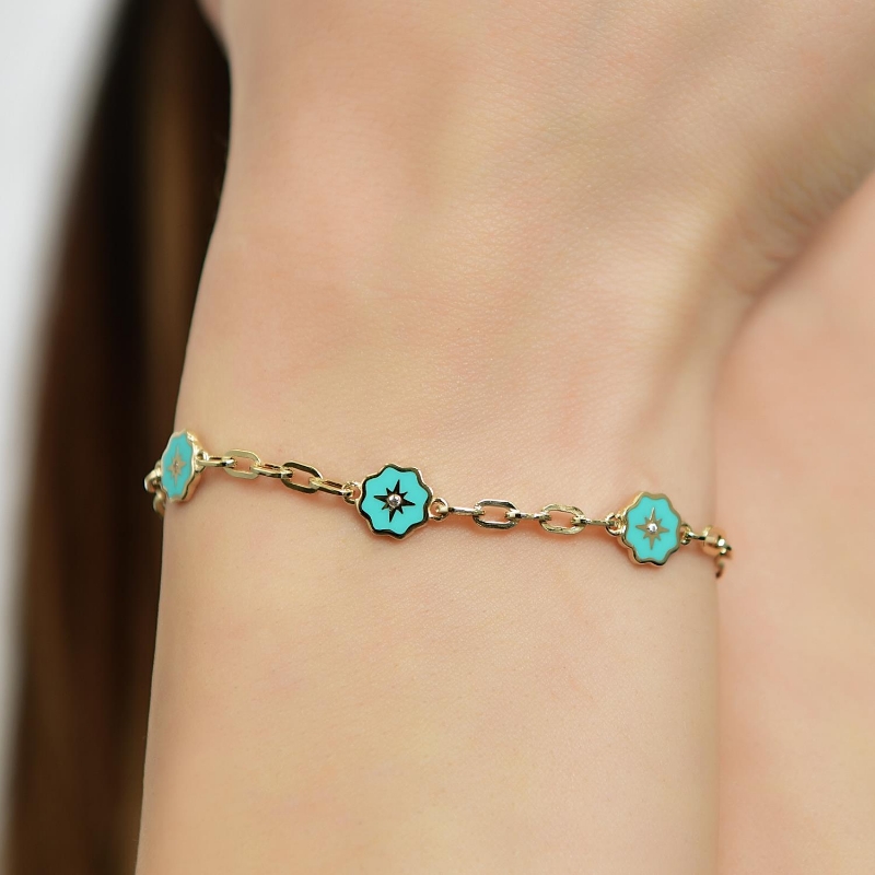 14 Ayar Altın 3'lü Mineli Yıldız Desen Bileklik, 3,67 gram olup Altın Bileklik modellerinden biridir. Ağırlığı ve zarif tasarımıyla stilinizi tamamlar.