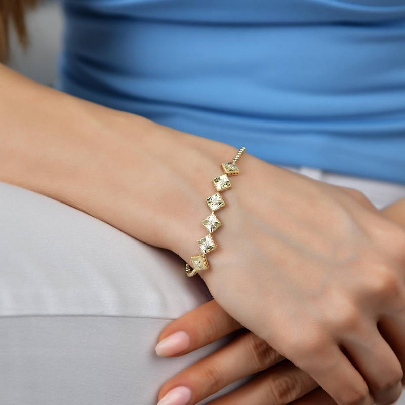 14 Ayar Altın Kalem İşçilikli Bileklik, 5,38 gram tasarımıyla Altın Bileklik kategorisinde, Goldium imzasıyla modern bir görünüm sunar.