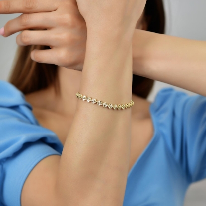 14 Ayar Altın Sıralı Yonca Bileklik, 8,66 gram ve özenli işçilikle Altın Bileklik’in günlük ve özel kullanıma uygun bir Goldium modelidir.