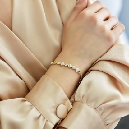 14 Ayar Altın Kalem İşçilikli Yonca Bileklik, 6,88 gram ve özenli işçilikle Altın Bileklik’in günlük ve özel kullanıma uygun bir Goldium modelidir.