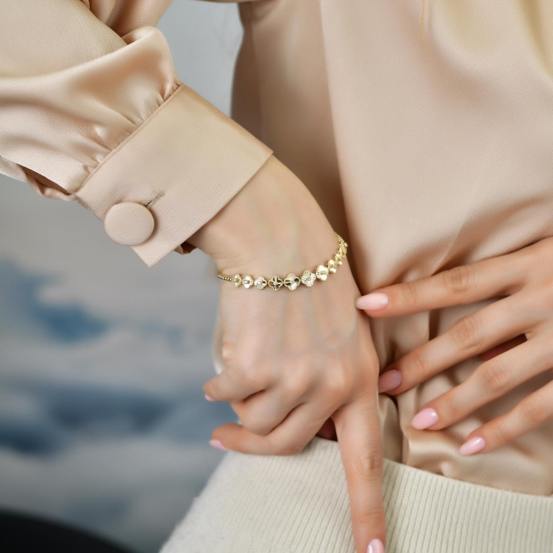 14 Ayar Altın Kalem İşçilikli Yonca Bileklik, 6,64 gram ve özenli işçilikle Altın Bileklik’in günlük ve özel kullanıma uygun bir Goldium modelidir.