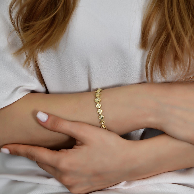 14 Ayar Altın Kalem İşçilikli Yonca Bileklik, 9,61 gram ve özenli işçilikle Altın Bileklik’in günlük ve özel kullanıma uygun bir Goldium modelidir.