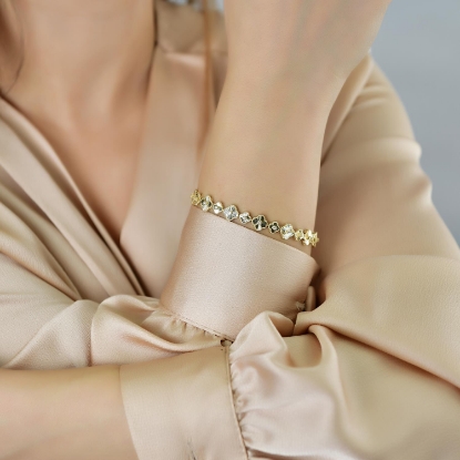 14 Ayar Altın Kalem İşçilikli Yonca Bileklik, 8,93 gram ve özenli işçilikle Altın Bileklik’in günlük ve özel kullanıma uygun bir Goldium modelidir.