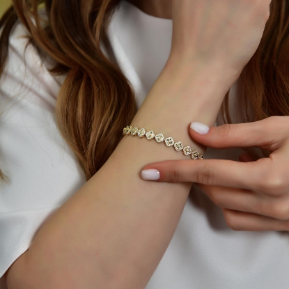 14 Ayar Altın Kalem İşçilikli Yonca Bileklik, 11,29 gram tasarımıyla Altın Bileklik kategorisinde, Goldium imzasıyla modern bir görünüm sunar.