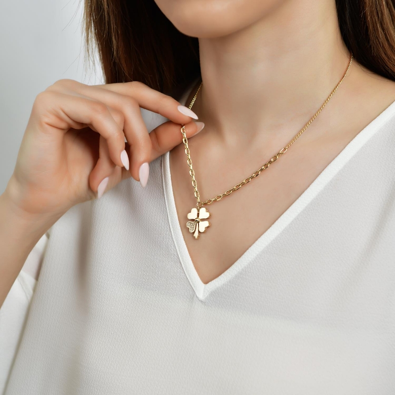 14 Ayar Altın Taşlı Yonca Kolye, 7,27 gram olup Altın Kolye modellerinden biridir. Ağırlığı ve zarif tasarımıyla stilinizi tamamlar.