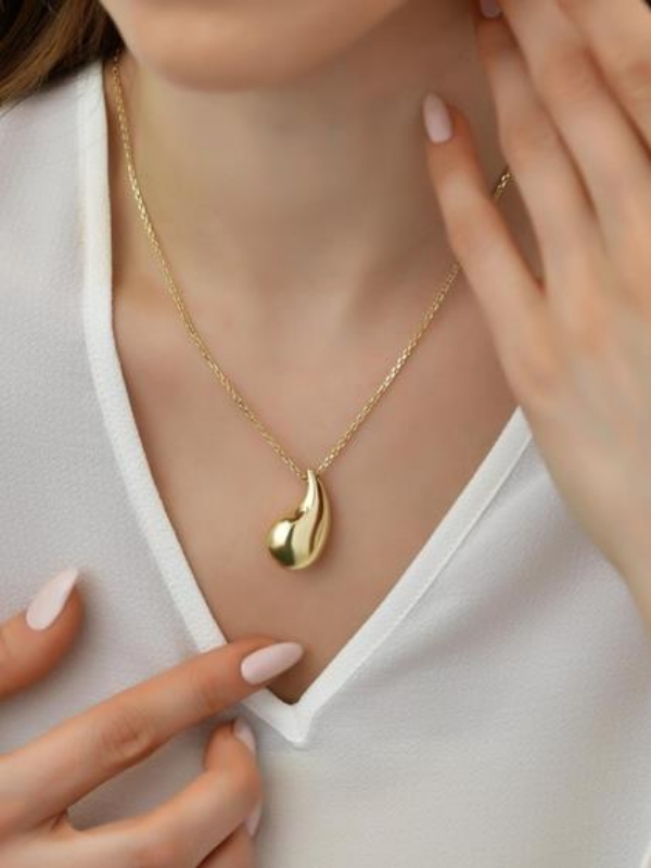 14 Ayar Altın Damla Kolye, 6,86 gram, Goldium ustalığı ve Altın Kolye modeli ile uzun ömürlü kullanım sağlar.