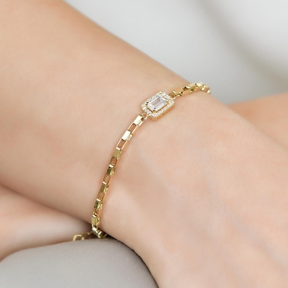 14 Ayar Altın Baget Taşlı Kadın Bileklik, 3,42 gram olup Altın Bileklik modellerinden biridir. Ağırlığı ve zarif tasarımıyla stilinizi tamamlar.