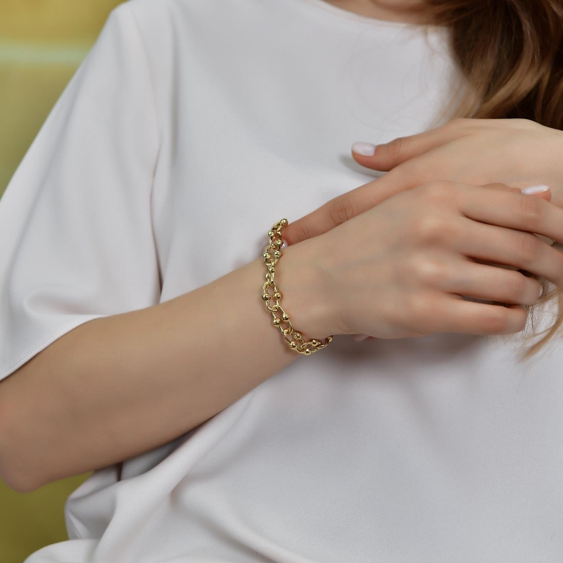 14 Ayar Altın Toplu Zincir Bileklik, 9,04 gram olup Altın Bileklik modellerinden biridir. Ağırlığı ve zarif tasarımıyla stilinizi tamamlar.