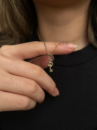 Kelebek Zincir Kilit Kolye, 1,61 gram olup Altın Kolye modellerinden biridir. Ağırlığı ve zarif tasarımıyla stilinizi tamamlar.