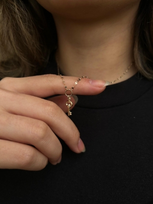 Kelebek Zincir Kilit Kolye, 1,61 gram olup Altın Kolye modellerinden biridir. Ağırlığı ve zarif tasarımıyla stilinizi tamamlar.